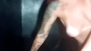 Ela &eacute; muito safada abandonou a festa s&oacute; pra dar a buceta pro novinho no glory fissure